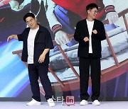 [포토]제작발표회에서 춤추는 '더 존: 버텨야 산다 시즌 2'의 김동진PD-조효진PD