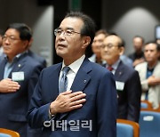 [포토] 출하선급금 전달식 참석한 이성희 농협회장