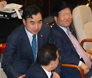 [포토]'의원들과 인사하는 윤관석 의원'