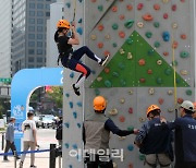 [포토] 서울광장 인공암벽 오르기