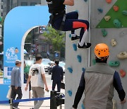 [포토] 인공암벽 체험