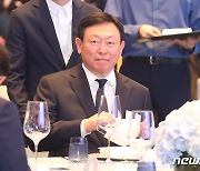 신동빈, 아시아소사이어티코리아 15주년 행사서 부산엑스포 홍보