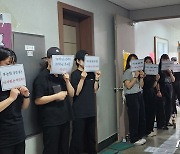 "퇴진하라"… '트럭 참변' 동덕여대 학생들, 총장실 앞 농성 돌입