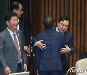 포옹하는 윤관석 의원