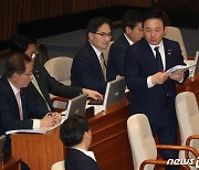 대정부질문, 발언대 향하는 원희룡 장관