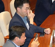대정부 질문 참석한 김남국 의원