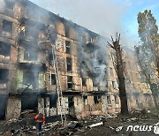 [포토] 러시아 공습에 흰 연기 솟는 크리비리흐 아파트