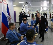 우크라전 부상병 만나 악수하는 푸틴 대통령