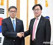 외교1차관, 싱가포르 차관보 만나 "지하철 등에 韓기업 진출 지원" 당부