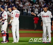 [포토] 2점차 승리 지킨 구승민