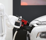 로봇팔로 전기차 충전…서울시, 전국 최초 실증