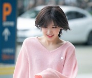 [포토] 웬디, 수줍은 옷소매 하트 핑크