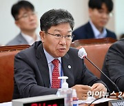 [포토]업무보고하는 윤상직 유치위 사무총장