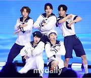 [MD포토] 더뉴식스 (TNX) '마린룩 입고 시원한 무대를'