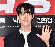 김우빈, '손인사에 심쿵 눈맞춤' [MD포토]