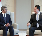 尹대통령, UAE 외교장관 만나 “양국 도움되는 경제적 투자에 협력”