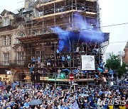 맨시티 '트레블' 퍼레이드에 몰린 축구 팬들