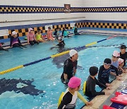 금천구민문화체육센터, 초등 생존수영 수업 시작… 코로나19 이후 3년 만에 재개