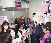 박희영 이틀 만에 출근…구청장실 앞 유족들엔 묵묵부답
