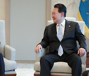 UAE 외교장관 만난 尹 “맨시티 챔스 우승 축하, 한국 오면 환영”