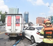 아현동 가구거리 앞 차량 3대 추돌···5명 부상