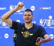 덴버, 창단 첫 NBA 정상···요키치 만장일치 MVP