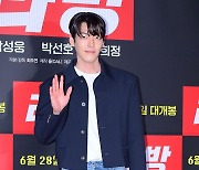 [T포토] 김우빈 '만찢남의 손인사'