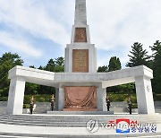 주북 러시아대사관, 국경절 맞아 해방탑에 헌화