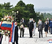 주북 러시아대사관, 국경절 맞아 해방탑에 헌화