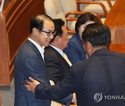 의원들과 인사 나누는 이성만