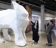 광주비엔날레 전시작품 관람하는 김건희 여사