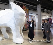 '코 없는 코끼리' 만져보는 김건희 여사