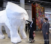 광주비엔날레 전시작품 관람하는 김건희 여사