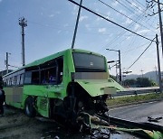 탱크로리가 신호대기 중이던 시내버스 추돌…승객 6명 다쳐