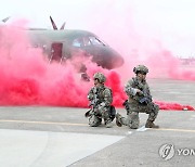 연막탄 속 공군 공정통제사