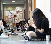 '교내 등굣길 참변' 동덕여대생들 본관 농성…"총장 퇴진"