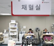 [포토]현혈의 날 맞아 헌혈하는 시민들