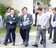 [포토]작년에 침수된 아파트 침수피해 예방 점검 나선 원희룡 국토부 장관