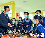 "제품의 질을 높여라"…북한 구두공장 노동자들