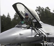 덴마크 "우크라 F-16 조종 훈련 8월부터 개시"