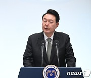 윤 대통령 "제복 영웅 존경받는 보훈문화 확산해야"