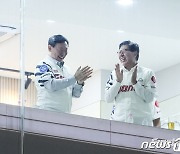 '구단주 뜨면 홈런!'…승리 요정된 신동빈 롯데 회장