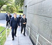재한유엔기념공원 참배하는 박진 장관