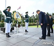 박진 장관, 재한유엔기념공원 참배