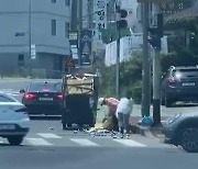 고물상 가다 빈 캔 쏟아져 '안절부절'...선뜻 나서 도운 시민들