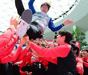 [MD포토] 헹가래 받는 U-20 축구대표팀 김은중 감독