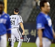 [MD포토] 백승현 '첫 세이브 공 챙겼어요'