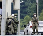일본 자위대 육상막료장, '총기난사' 대국민 사과…"국민 심려 끼쳐 죄송"