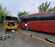 강릉서 중학생 등 28명 탄 수학여행 버스, 화물차와 충돌