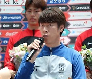 [SPO 피플] "선수들 고맙다, 대단하다" 헹가래 받은 4강 감독...김은중, 돌아와서도 부상자부터 챙겼다